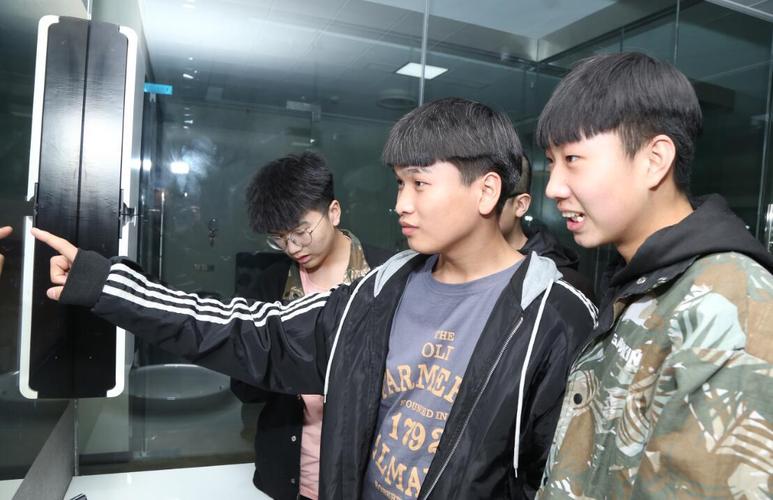 新华学子走进嘉郎科技,与智能科技近距离接触 新华学子走进嘉郎科技